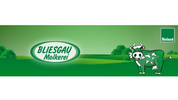 Grüne Landschaft mit Hügeln, Schriftzug „BLIESGAU Molkerei“ in ovalem Rahmen, rechts grüne Kuh und „Bioland“-Logo.