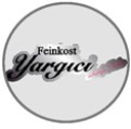 Rundes Logo mit grauem Rand, schwarzem Schriftzug „Feinkost Yargıcı“ und kleinerem Schriftzug „simply Best“ in Rot.