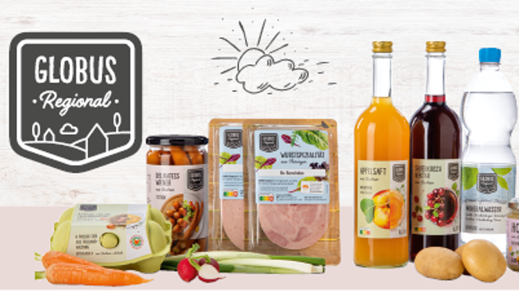 Produkte der Marke GLOBUS Regional wie Gemüse, Wurst, Säfte, Honig und Wasser vor hellem Hintergrund mit GLOBUS Regional-Logo.
