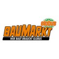 Das Logo von Globus Baumarkt mit dem grünen Globus, orangefarbener Schrift und dem Slogan „Wer baut braucht GLOBUS“.