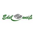 Das Logo zeigt den grünen Schriftzug Edelweiß mit einem silbernen Blatt in der Mitte, das Blumen und Blätter enthält.