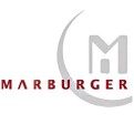 Graues Firmenlogo mit großem, transparentem Halbkreis, großem „M“ und rotem Schriftzug „MARBURGER“ in Großbuchstaben.
