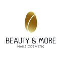 Goldenes ovales Symbol mit diagonaler Linie, darunter steht „BEAUTY & MORE“ und „NAILS COSMETIC“ in Schwarz auf weißem Hintergrund.