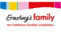 Das Bild zeigt das Logo von Ernsting's family mit bunten Streifen und dem Text „Von fröhlichen Familien empfohlen“.