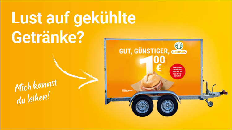 Gelber Anhänger mit Werbung für ein Fleischkäsebrötchen für 1,00 Euro, daneben Text: „Lust auf gekühlte Getränke? Mich kannst du leihen!“.