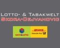 Graues Schild mit weißem Text „Lotto- & Tabakwelt“ und rotem Text „Skora-Cejvanovic“, Logos von WESTLOTTO und DHL Deutsche Post.