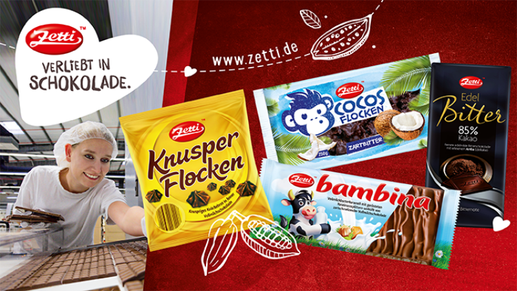 Zetti-Werbung mit Schokoladenprodukten wie Knusperflocken, Cocosflocken, Edel Bitter, Bambina und dem Slogan verliebt in Schokolade.