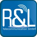Weißer Schriftzug „R&L Telecommunication GmbH“ auf blauem Hintergrund mit Wellenlinien oben rechts.