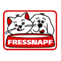 Weißer Katzenkopf und weißer Hundekopf mit roter Zunge über einem roten Napf mit weißem Schriftzug FRESSNAPF.