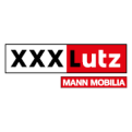 Das Logo von XXXLutz mit schwarzem und rotem Schriftzug sowie einem roten Kasten mit weißer Aufschrift „MANN MOBILIA“.