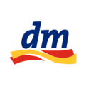 Weißes Logo mit den blauen Buchstaben „dm“, darunter geschwungene Linien in Rot, Gelb und Blau auf weißem Hintergrund.