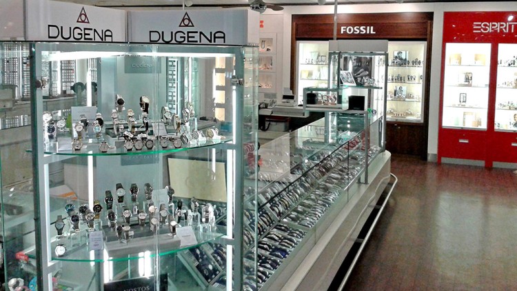 Glasvitrine mit Armbanduhren der Marken DUGENA, FOSSIL und ESPRIT in einem Uhren- und Schmuckgeschäft.