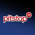Das Logo „pitstop.de“ in weiß-roter Schrift auf blauem Hintergrund mit einem roten Punkt um „.de“.