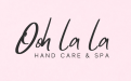 Schwarzer Schriftzug „Oh La La Hand Care & Spa“ auf hellrosa Hintergrund.