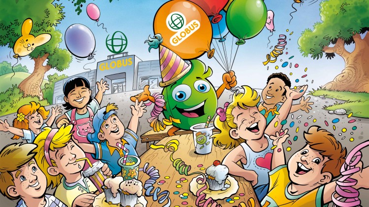 Mehrere lachende Kinder feiern an einem Tisch mit Ballons, Konfetti und Cupcakes, Globini hält bunte Luftballons mit GLOBUS-Logo.