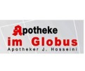 Logo der Apotheke im Globus mit rotem Schriftzug, schwarzem Untertitel „Apotheker J. Hosseini“ vor grauem Hintergrund.