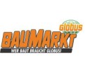 Das Logo von Globus Baumarkt, orangefarbener Schriftzug „BAUMARKT“ und Slogan „WER BAUT BRAUCHT GLOBUS!“ mit GLOBUS-Logo.