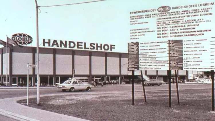 Das Gebäude mit der Aufschrift \