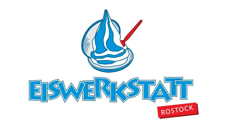 Blaues Logo mit Softeis und rotem Löffel, Schriftzug „EISWERKSTATT“ in Blau, rotes Schild mit weißem Text „ROSTOCK“.