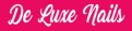 Weiße, geschwungene Schrift mit den Worten „De Luxe Nails“ auf pinkfarbenem Hintergrund.