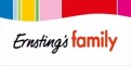 Schriftzug „Ernsting's family“ auf weißem Hintergrund mit bunten vertikalen Streifen in Blau, Gelb, Grün, Rosa, Rot und Pink.