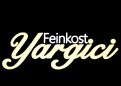 Schwarzer Hintergrund mit dem Schriftzug „Feinkost Yargici“ in gelber Schrift, „Feinkost“ steht klein über dem „Y“ von Yargici.