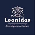 Weiße Schrift mit Logo von Leonidas und dem Text „Fresh Belgian Chocolate“ auf dunkelblauem Hintergrund.