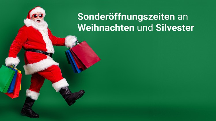 Person im Weihnachtskostüm trägt bunte Einkaufstaschen, Text auf grünem Hintergrund: Sonderöffnungszeiten an Weihnachten und Silvester.