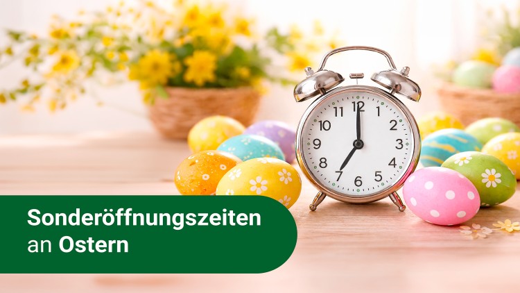 Ein silberner Wecker zeigt zwölf Uhr, umgeben von bunten Ostereiern, gelben Blumen und dem Text „Sonderöffnungszeiten an Ostern“.