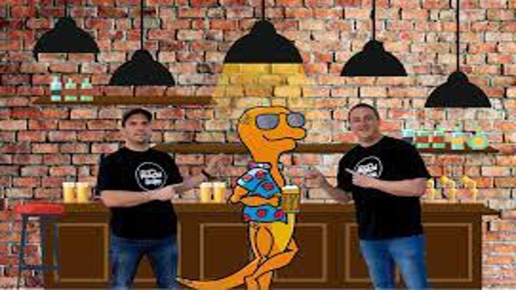 Zwei Personen in schwarzen T-Shirts stehen neben einer gezeichneten Figur in bunter Kleidung vor einer Backsteinwand mit Tresen.