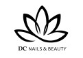 Schwarzes stilisiertes Lotusblüten-Logo mit darunter stehendem schwarzen Text: DC NAILS & BEAUTY.