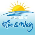 Gelbes Sonnenmotiv mit blauen Wellen auf hellblauem Hintergrund, Text: „Reisebüro Hin & Weg“.