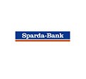 Blaues Rechteck mit weißem Schriftzug Sparda-Bank, darunter eine schmale orangefarbene Linie auf weißem Hintergrund.