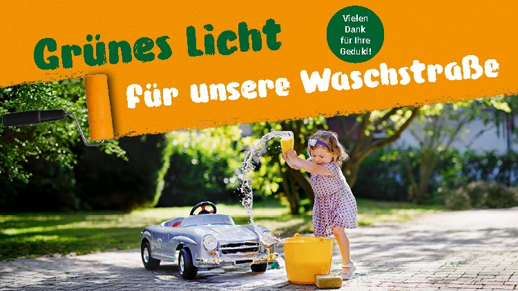 Ein Kind wäscht ein silbernes Spielzeugauto mit Wasser und Schwamm, Text: Grünes Licht für unsere Waschstraße, Vielen Dank für Ihre Geduld!.