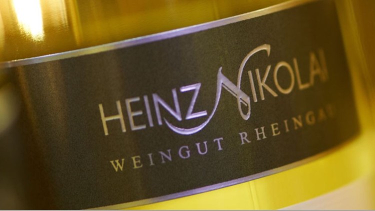 Etikett einer Weinflasche mit der Aufschrift Heinz Nikolai, Weingut Rheingau, in silbernen Buchstaben auf dunklem Hintergrund.