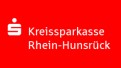 Weißer Text „Kreissparkasse Rhein-Hunsrück“ und ein Symbol mit einem S und Punkt auf rotem Hintergrund.