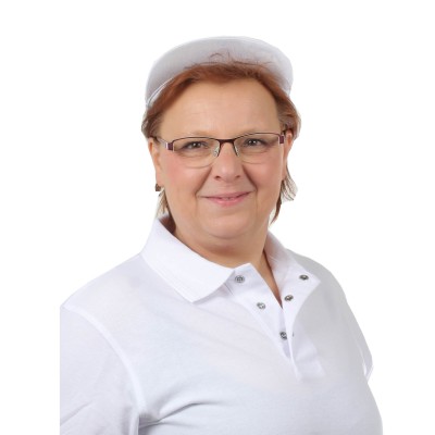 Person trägt eine weiße Kappe und ein weißes Oberteil mit Knopfleiste vor weißem Hintergrund.