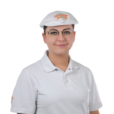 Person in weißem Poloshirt trägt eine weiße Mütze mit GLOBUS-Logo und der Aufschrift „mein GLOBUS Team“.