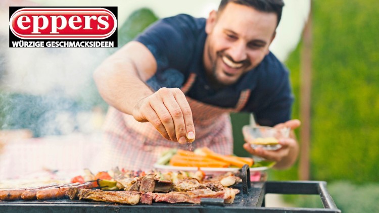 Eine Person würzt gegrilltes Fleisch und Gemüse auf einem Grill, im Hintergrund das Logo „eppers Würzige Geschmacksideen“.