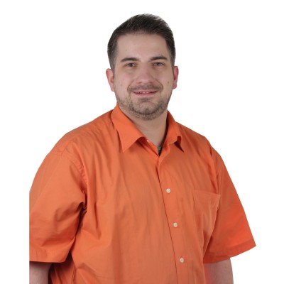Person in orangefarbenem Hemd mit Brusttasche vor weißem Hintergrund.