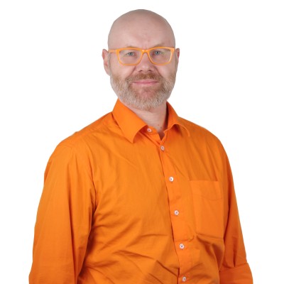 Person in einem kräftig orangefarbenen Hemd mit Kragen und einer Brusttasche vor weißem Hintergrund.