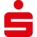 Rotes Logo der Sparkasse mit stilisiertem weißen „S“ und einem roten Punkt darüber, auf weißem Hintergrund.
