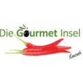 Der Schriftzug „Die Gourmet Insel“ mit einer schwarzen Olive statt des „o“ und drei roten Chilischoten darunter, daneben „Kreationen“.