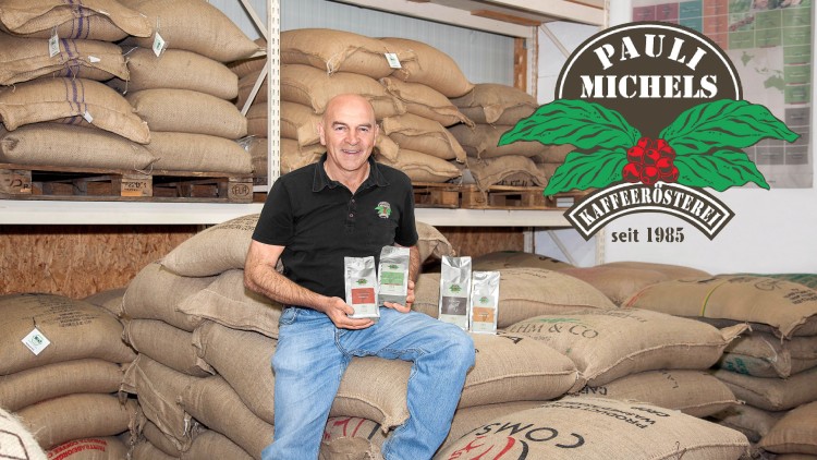 Ein Mann sitzt auf Kaffeesäcken und hält verpackten Kaffee, Logo \