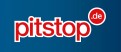 Weiße Schrift „pitstop“ in Rot umrandet, rechts oben ein kleiner roter Kreis mit weißer Schrift „.de“, auf dunkelblauem Hintergrund.