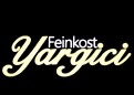 Schriftzug „Feinkost Yargici“ in heller Schrift auf schwarzem Hintergrund.