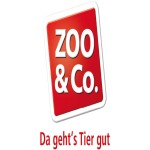 Das Bild zeigt ein rot-weißes Logo mit der Aufschrift ZOO & Co., darunter in rot der Slogan Da geht’s Tier gut.