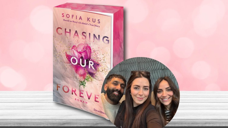 Das Buch „Chasing Our Forever“ von Sofia Kus liegt auf einem hellen Holztisch vor einem rosa Hintergrund mit Lichtreflexen.