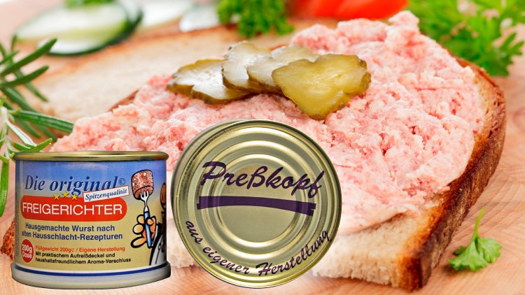 Dose mit der Aufschrift „Die original Freigerichter“ und „Preßkopf“ vor Brot mit Aufstrich, Gurkenscheiben und Kräutern.