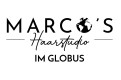 Schwarzer Text „MARCO'S Haarstudio IM GLOBUS“ mit gezeichnetem Globus als Teil des Buchstabens „O“, auf weißem Hintergrund.